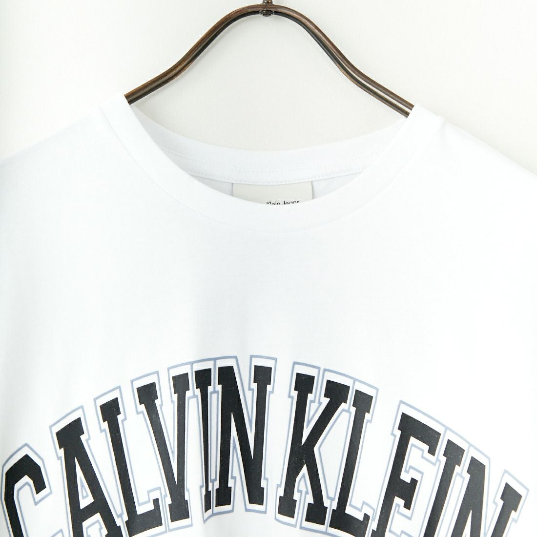 Calvin Klein [カルバンクライン] カーブバーシティロゴ ショートスリーブTシャツ [4RB847G] YAA