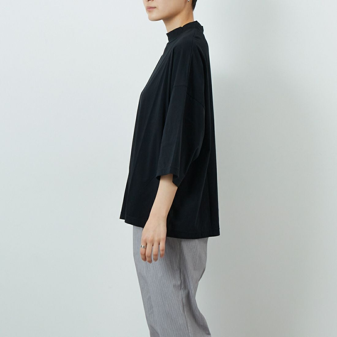 ESTROISLOSE [エストゥロワルーズ] プレミアム天竺7分袖Tシャツ [EC23116-WA] 99 BLACK &&モデル身長：160cm 着用サイズ：F&&