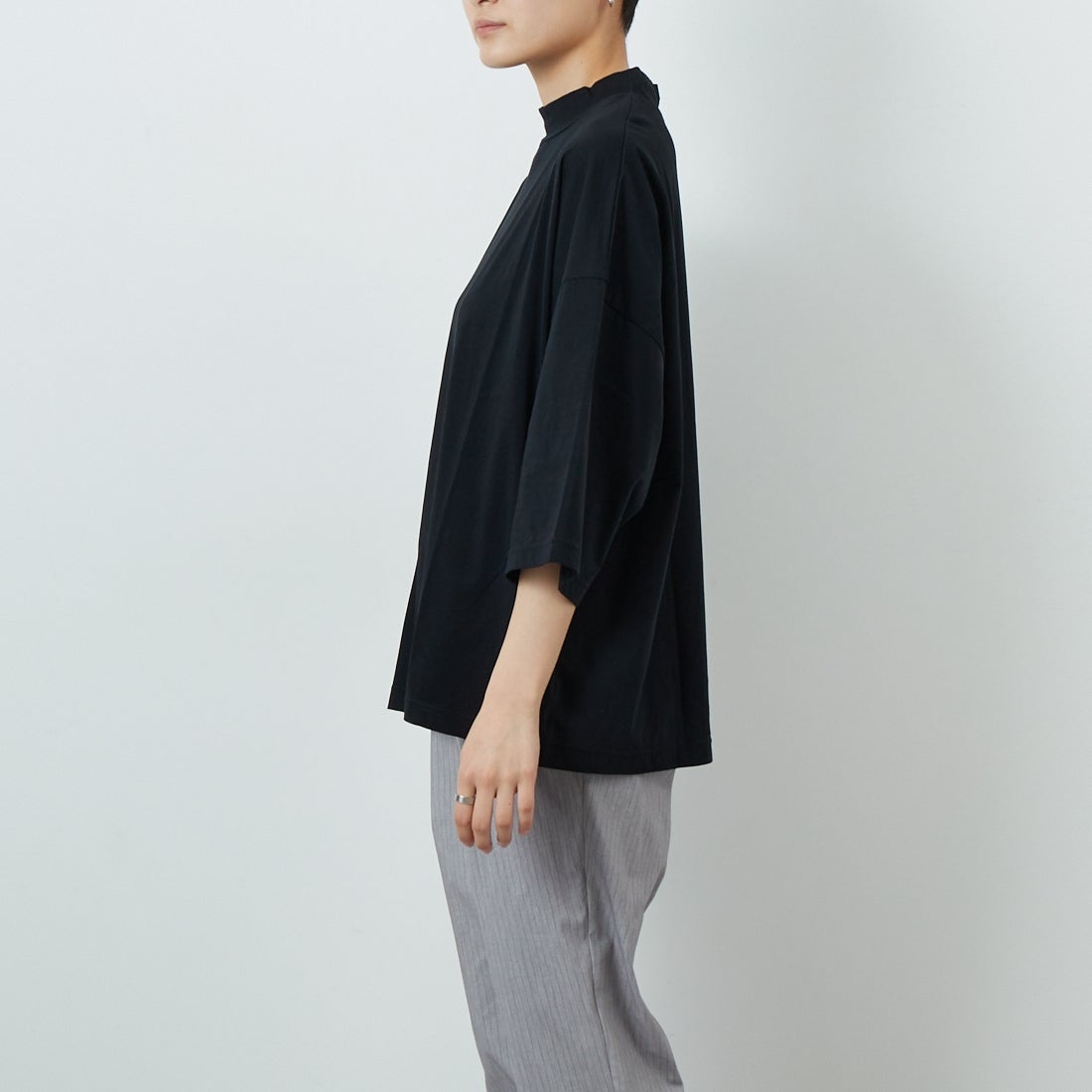 ESTROISLOSE [エストゥロワルーズ] プレミアム天竺7分袖Tシャツ [EC23116-WA] 99 BLACK &&モデル身長：160cm 着用サイズ：F&&