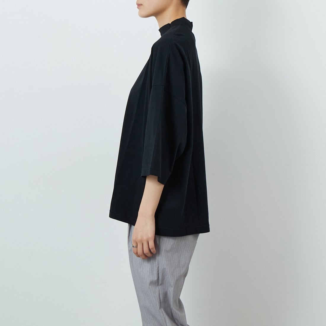 ESTROISLOSE [エストゥロワルーズ] プレミアム天竺7分袖Tシャツ [EC23116-WA] 99 BLACK &&モデル身長：160cm 着用サイズ：F&&