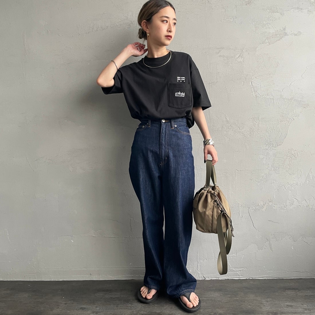 MANHATTAN PORTAGE [マンハッタンポーテージ] ショートスリーブプリントTシャツ [MP-M611] BLACK &&モデル身長：150cm 着用サイズ：S&&