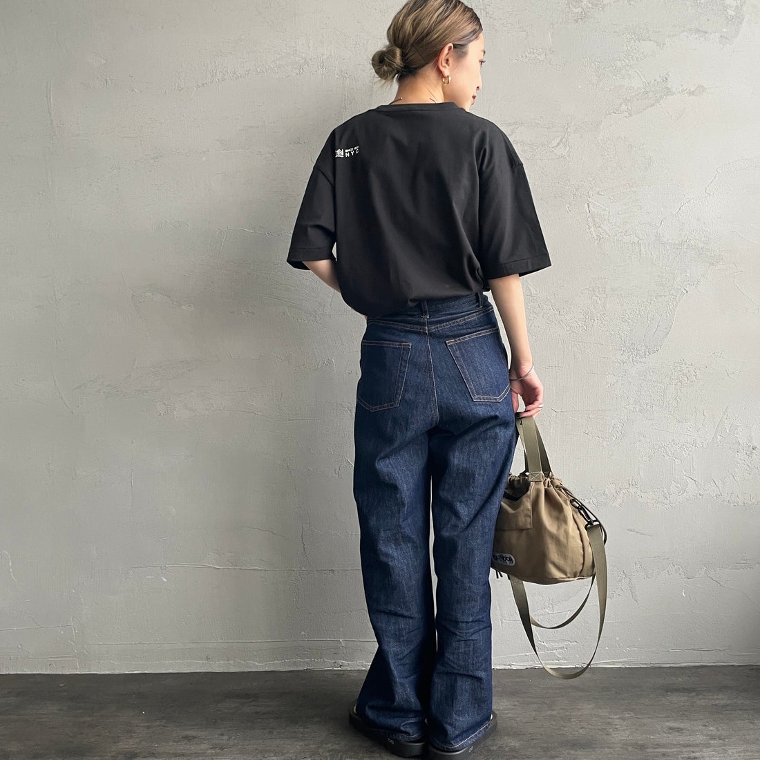 MANHATTAN PORTAGE [マンハッタンポーテージ] ショートスリーブプリントTシャツ [MP-M611] BLACK &&モデル身長：150cm 着用サイズ：S&&