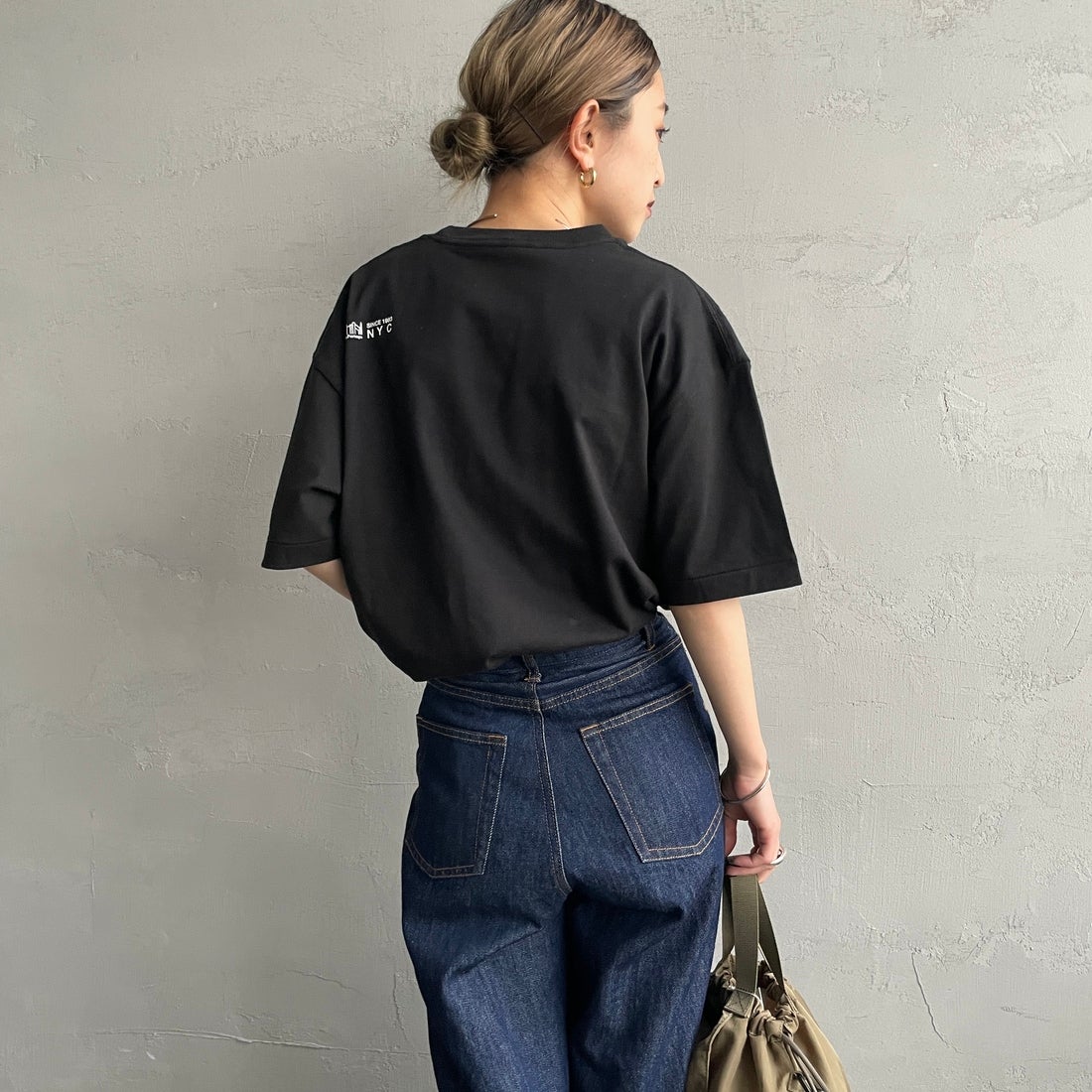 MANHATTAN PORTAGE [マンハッタンポーテージ] ショートスリーブプリントTシャツ [MP-M611] BLACK &&モデル身長：150cm 着用サイズ：S&&