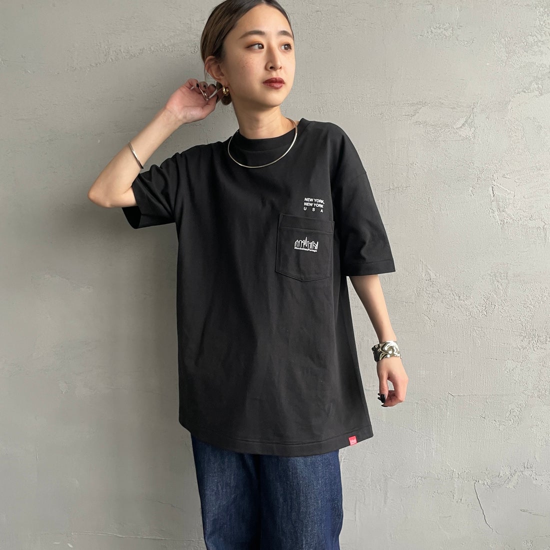MANHATTAN PORTAGE [マンハッタンポーテージ] ショートスリーブプリントTシャツ [MP-M611] BLACK &&モデル身長：150cm 着用サイズ：S&&
