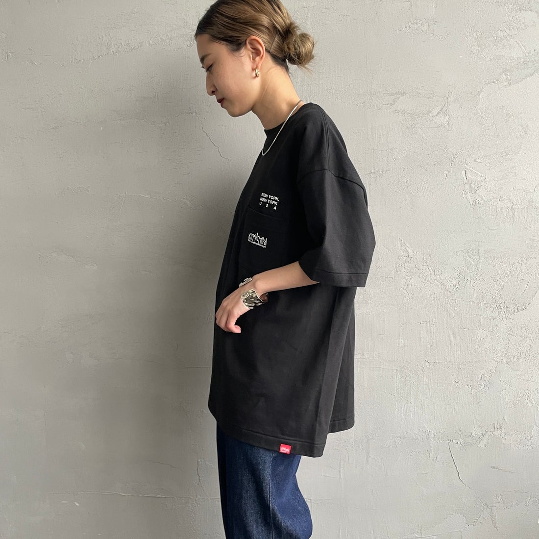 MANHATTAN PORTAGE [マンハッタンポーテージ] ショートスリーブプリントTシャツ [MP-M611] BLACK &&モデル身長：150cm 着用サイズ：S&&