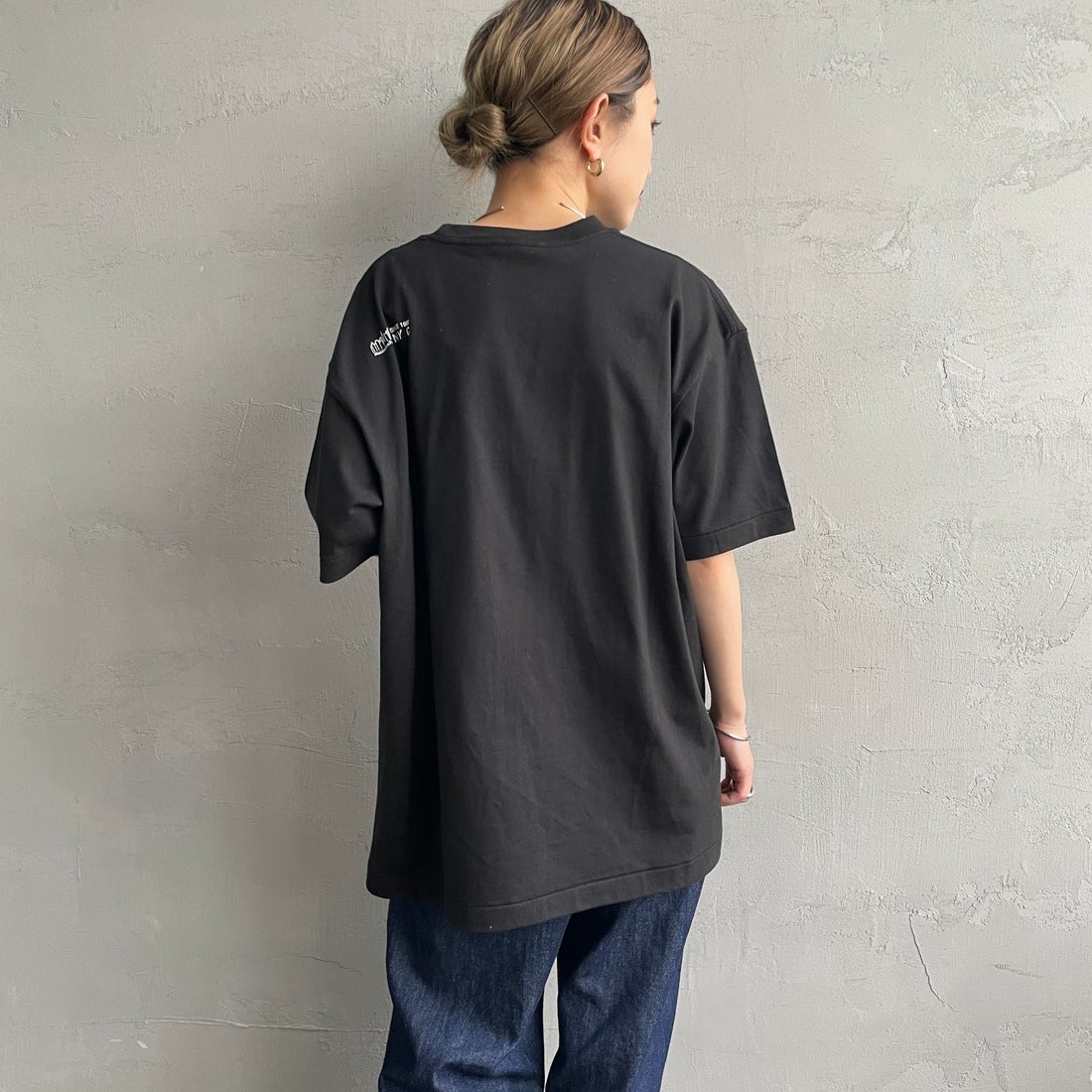 MANHATTAN PORTAGE [マンハッタンポーテージ] ショートスリーブプリントTシャツ [MP-M611] BLACK &&モデル身長：150cm 着用サイズ：S&&