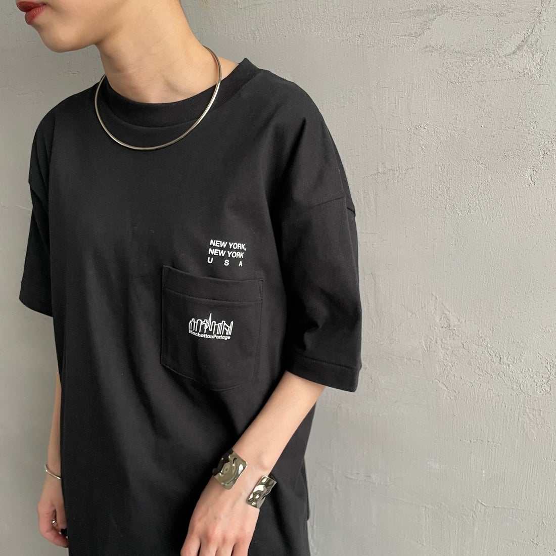 MANHATTAN PORTAGE [マンハッタンポーテージ] ショートスリーブプリントTシャツ [MP-M611] BLACK &&モデル身長：150cm 着用サイズ：S&&