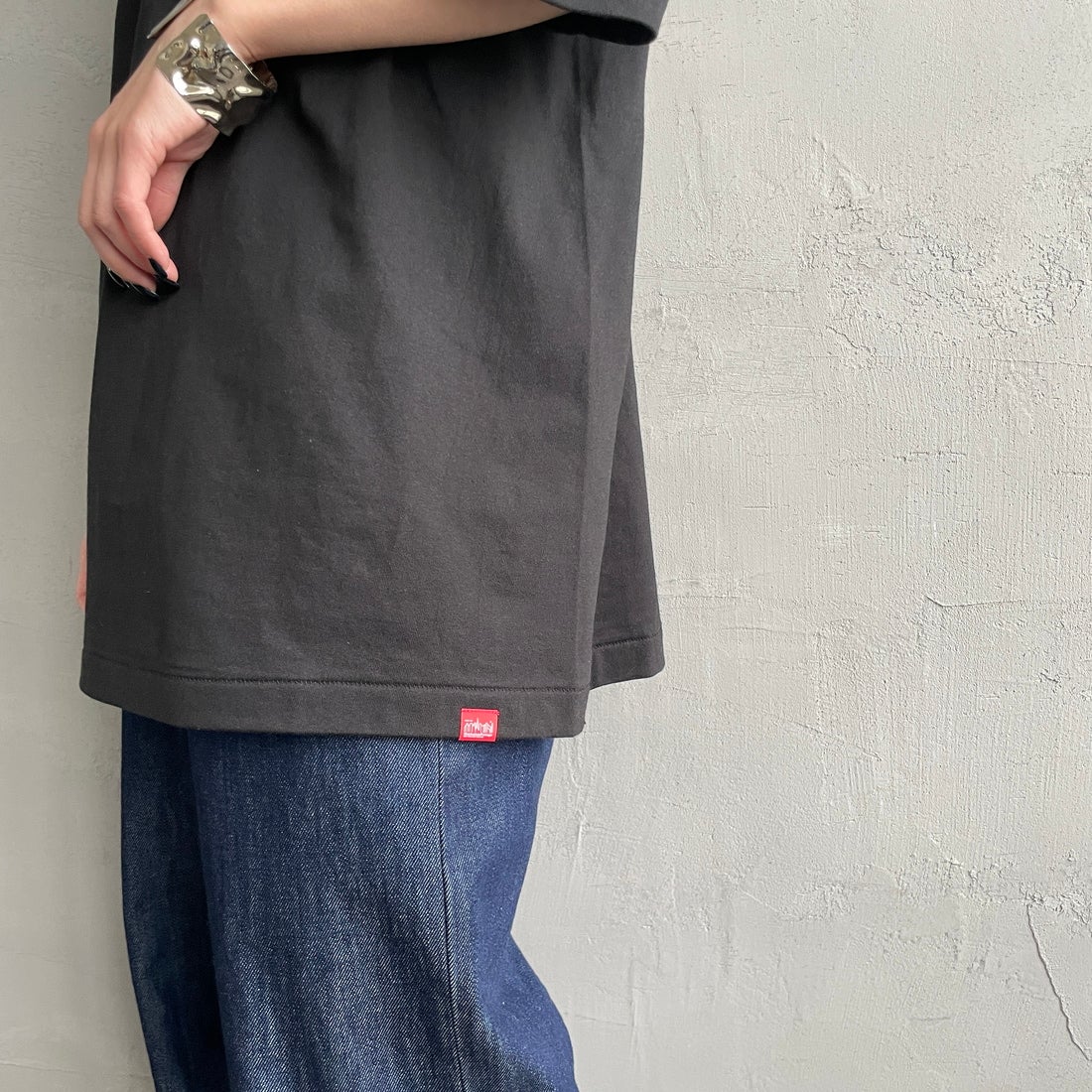 MANHATTAN PORTAGE [マンハッタンポーテージ] ショートスリーブプリントTシャツ [MP-M611] BLACK &&モデル身長：150cm 着用サイズ：S&&