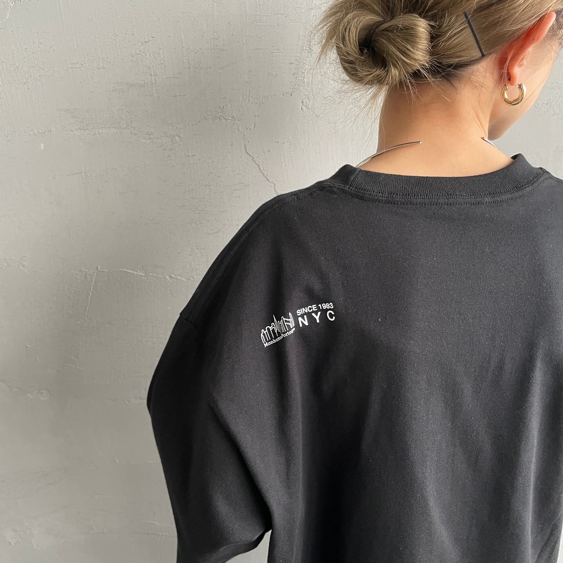 MANHATTAN PORTAGE [マンハッタンポーテージ] ショートスリーブプリントTシャツ [MP-M611] BLACK &&モデル身長：150cm 着用サイズ：S&&