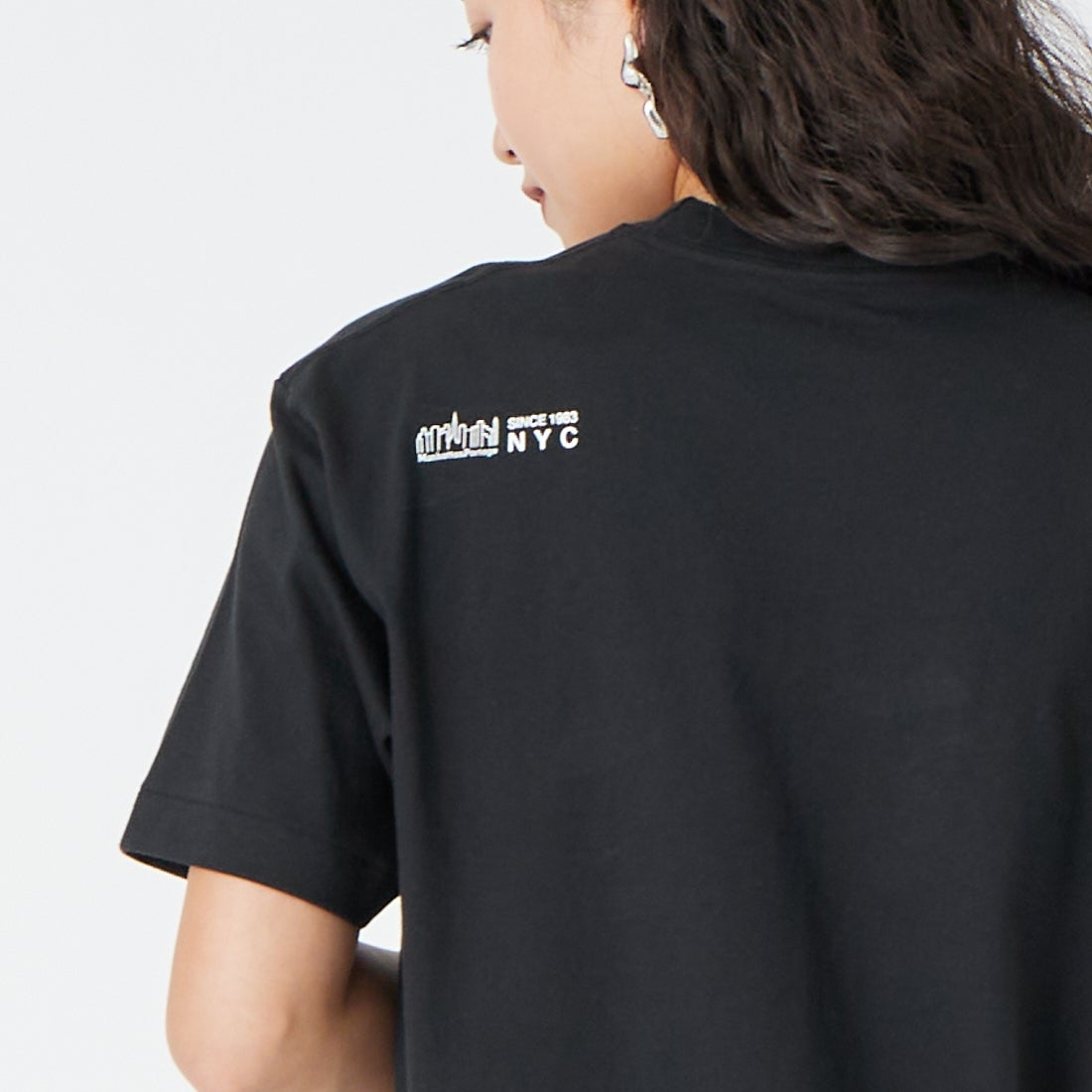 MANHATTAN PORTAGE [マンハッタンポーテージ] ショートスリーブプリントTシャツ [MP-M611] BLACK &&モデル身長：162cm 着用サイズ：S&&