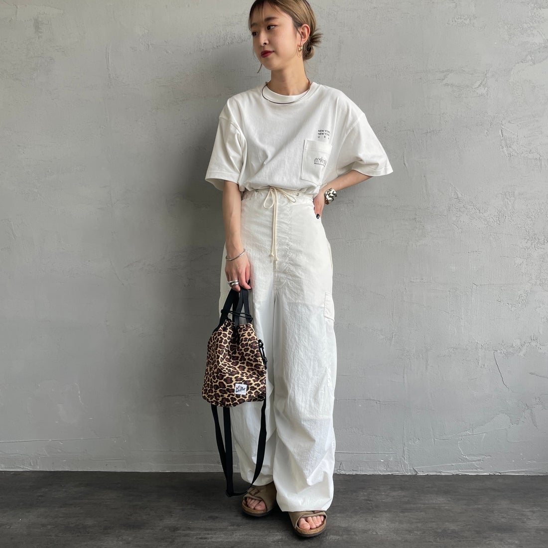 MANHATTAN PORTAGE [マンハッタンポーテージ] ショートスリーブプリントTシャツ [MP-M611] WHITE &&モデル身長：150cm 着用サイズ：S&&