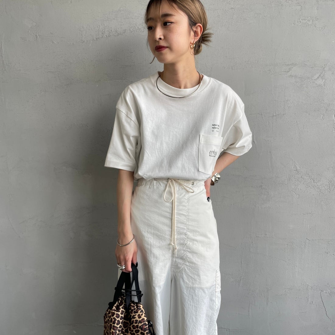 MANHATTAN PORTAGE [マンハッタンポーテージ] ショートスリーブプリントTシャツ [MP-M611] WHITE &&モデル身長：150cm 着用サイズ：S&&