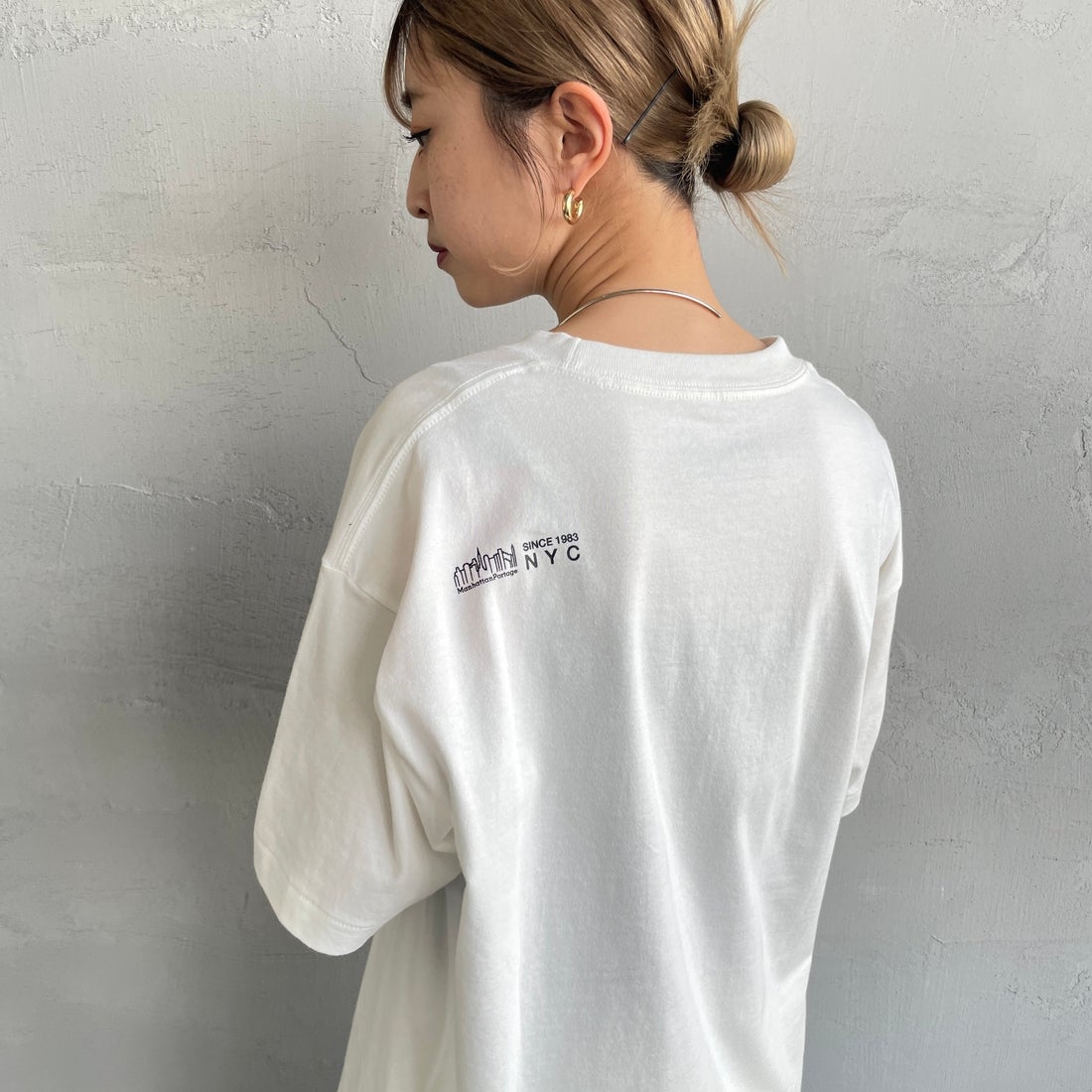 MANHATTAN PORTAGE [マンハッタンポーテージ] ショートスリーブプリントTシャツ [MP-M611] WHITE &&モデル身長：150cm 着用サイズ：S&&