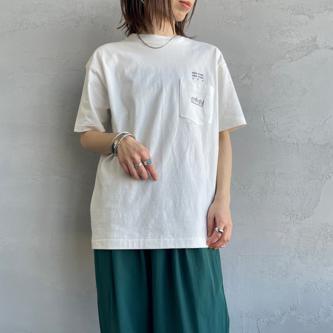 MANHATTAN PORTAGE [マンハッタンポーテージ] ショートスリーブプリントTシャツ [MP-M611] WHITE &&モデル身長：158cm 着用サイズ：S&&