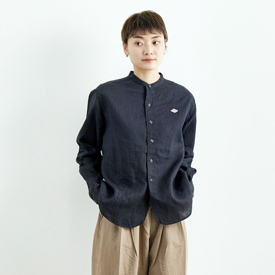 DANTON [ダントン] リネンクロスバンドカラーシャツ [DT-B0279FLI] CHARCOAL &&モデル身長：160cm 着用サイズ：38&&