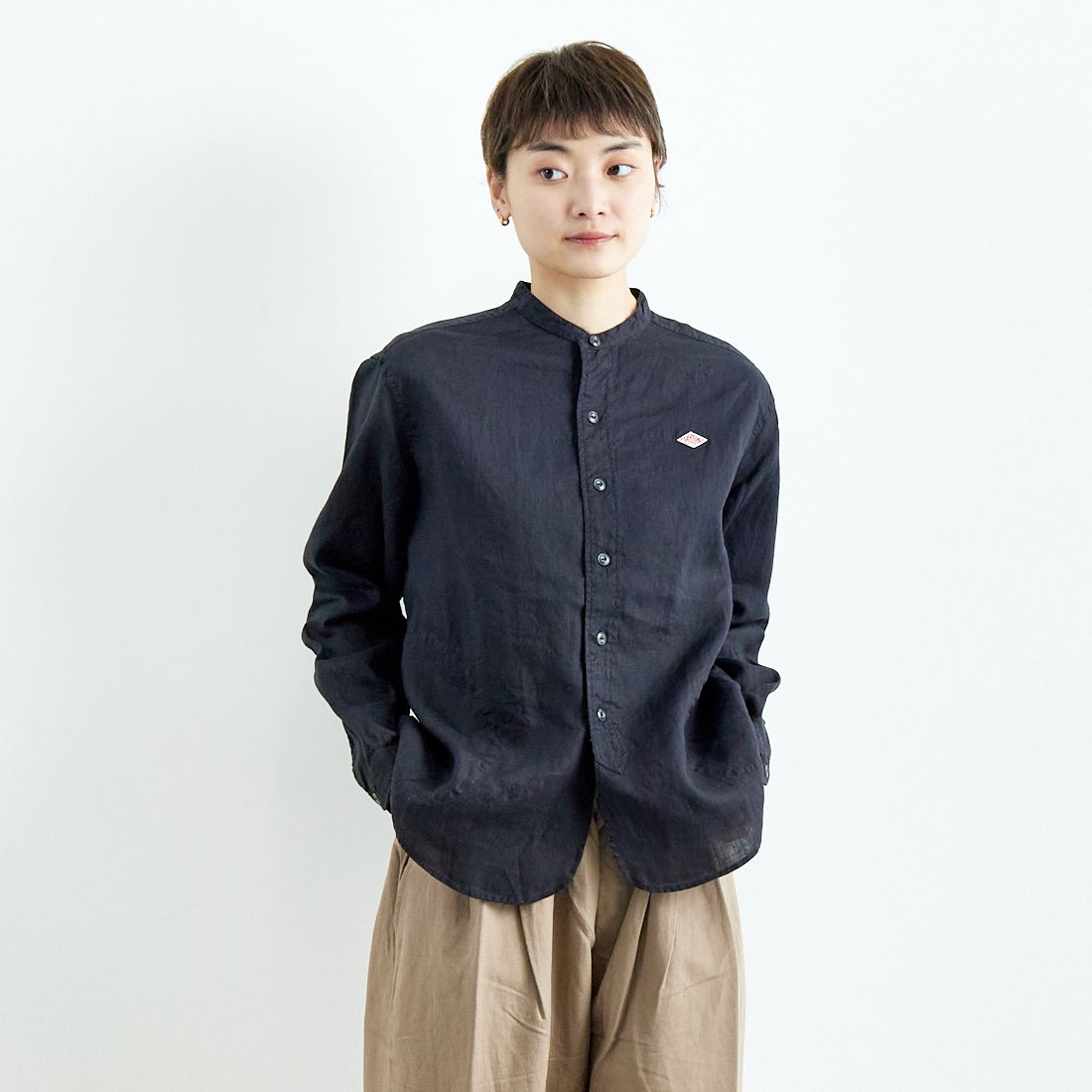 DANTON [ダントン] リネンクロスバンドカラーシャツ [DT-B0279FLI] CHARCOAL &&モデル身長：160cm 着用サイズ：38&&