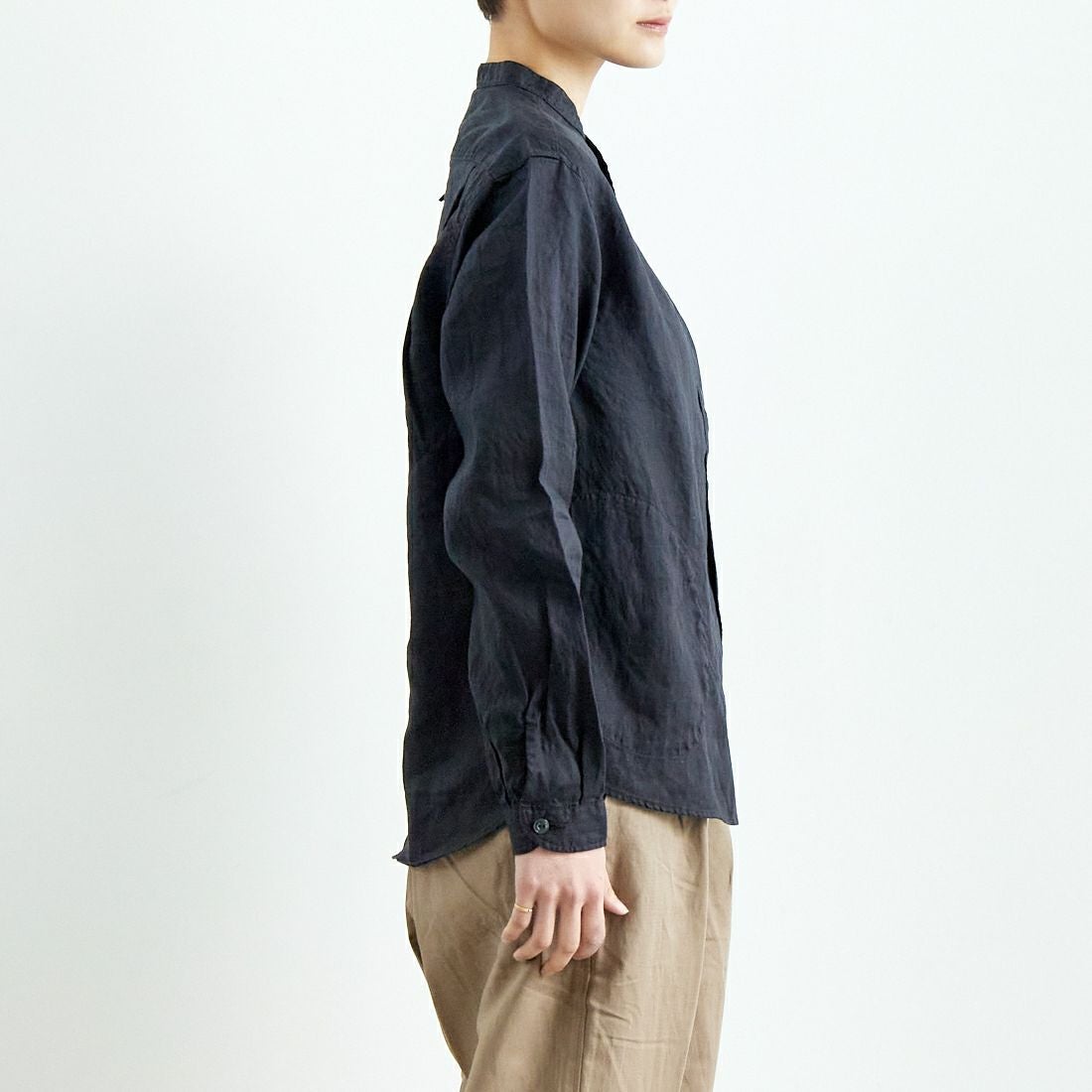 DANTON [ダントン] リネンクロスバンドカラーシャツ [DT-B0279FLI] CHARCOAL &&モデル身長：160cm 着用サイズ：38&&