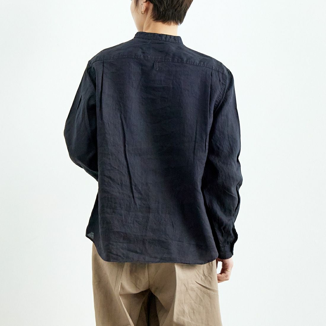 DANTON [ダントン] リネンクロスバンドカラーシャツ [DT-B0279FLI] CHARCOAL &&モデル身長：160cm 着用サイズ：38&&