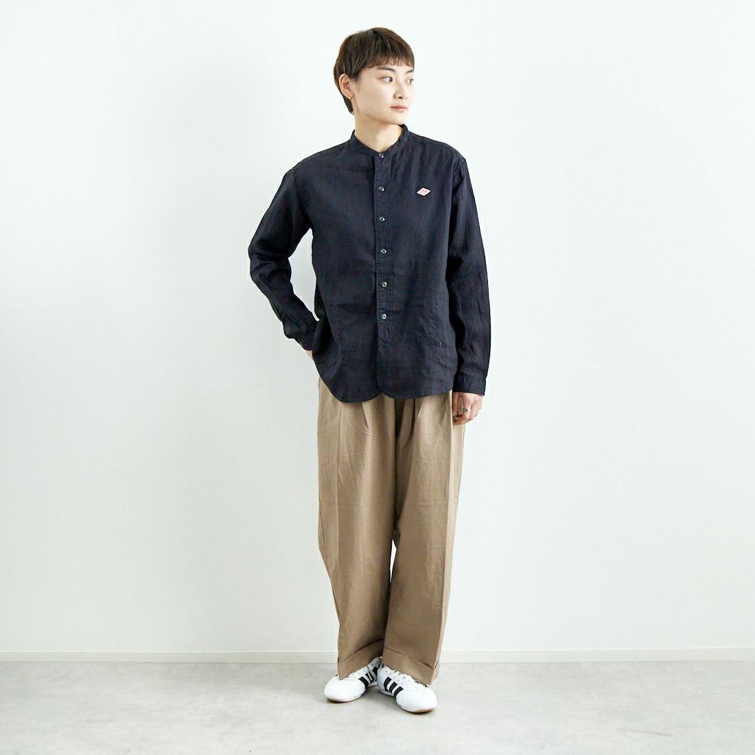 DANTON [ダントン] リネンクロスバンドカラーシャツ [DT-B0279FLI] CHARCOAL &&モデル身長：160cm 着用サイズ：38&&