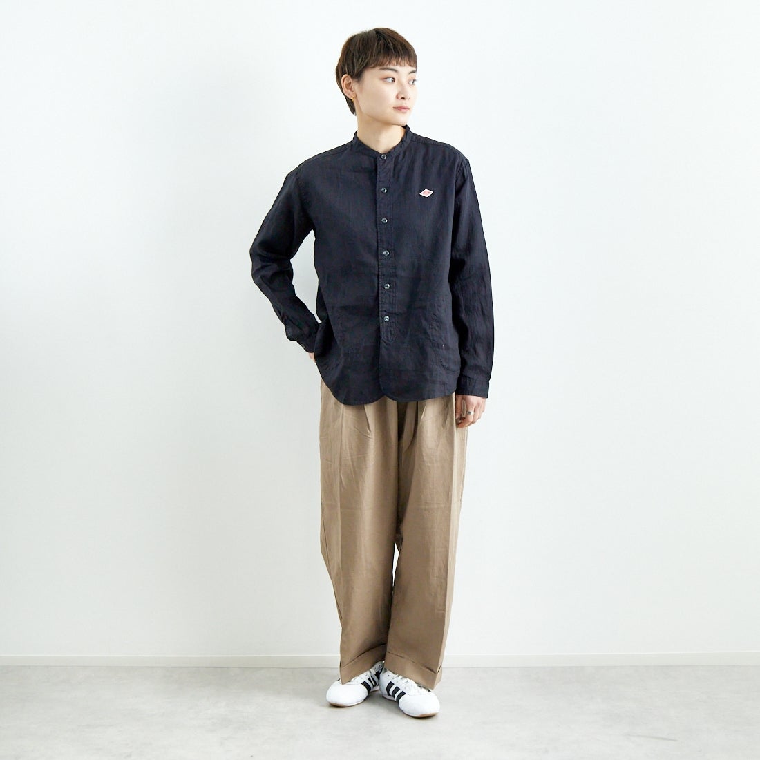 DANTON [ダントン] リネンクロスバンドカラーシャツ [DT-B0279FLI] CHARCOAL &&モデル身長：160cm 着用サイズ：38&&