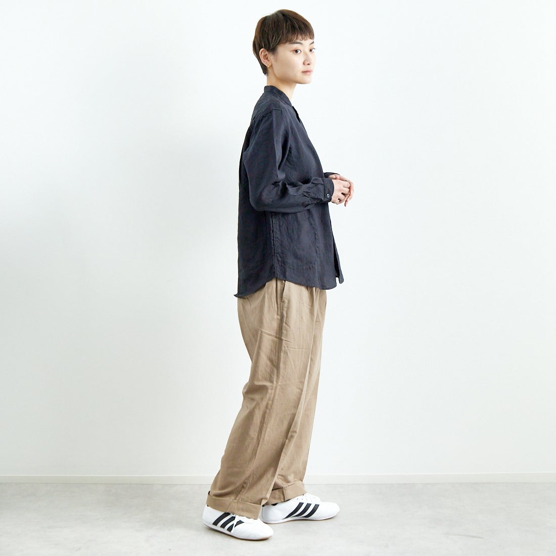 DANTON [ダントン] リネンクロスバンドカラーシャツ [DT-B0279FLI] CHARCOAL &&モデル身長：160cm 着用サイズ：38&&