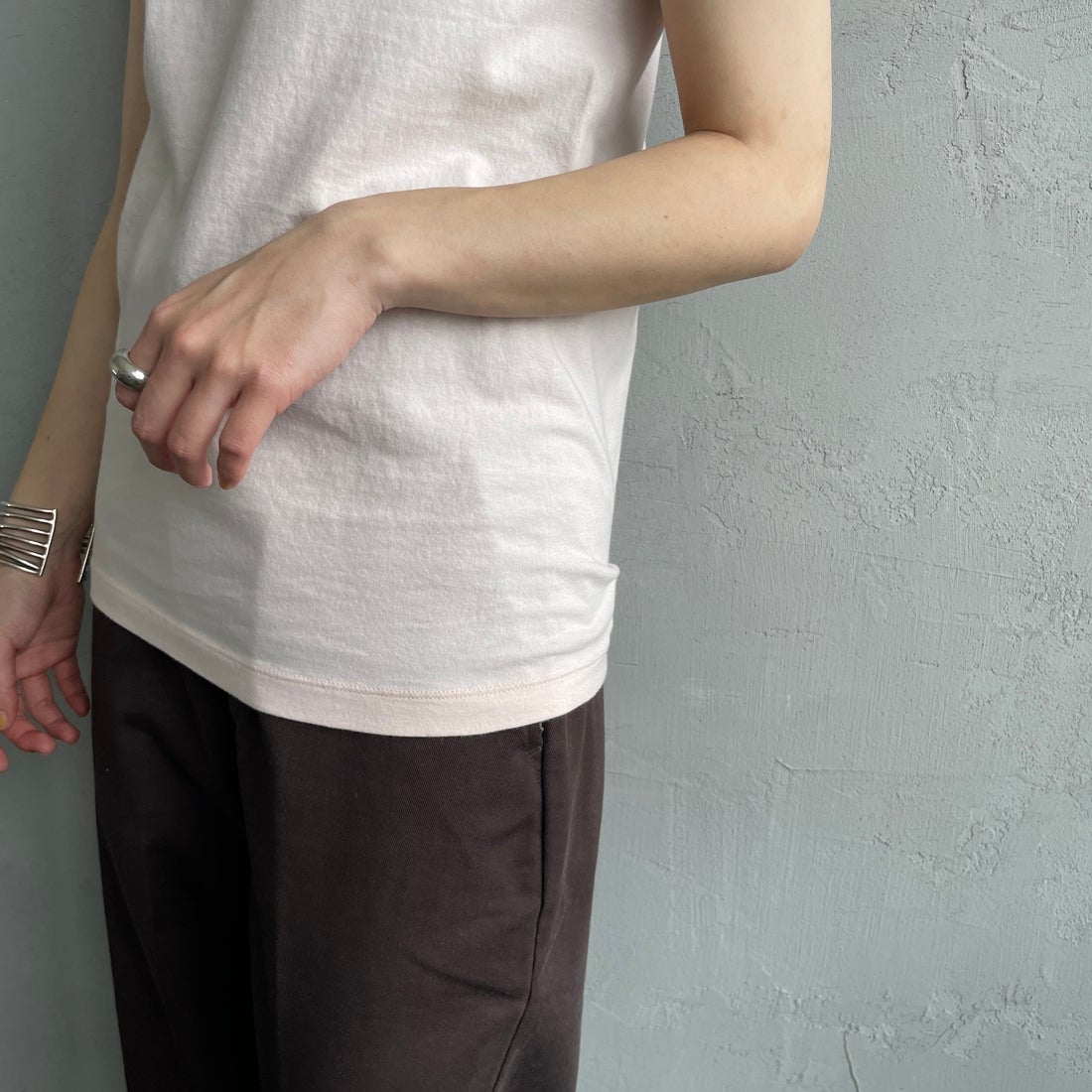 Hanes [ヘインズ] ウィメンズ ジャパンフィット 2枚組 スリーブレスTシャツ [HW5327] 904 ﾋﾟﾝｸ/ﾎ &&モデル身長：158cm 着用サイズ：M&&