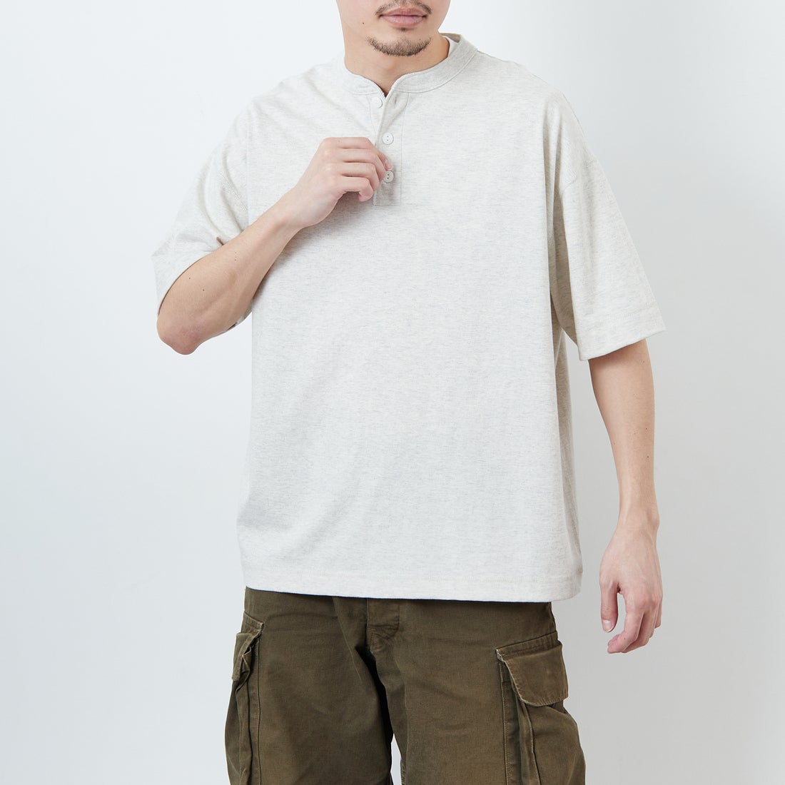 Health knit [ヘルスニット] 別注 ビッグシルエット ヘンリーネックTシャツ [HR25S-M121-JF] OATMEAL &&モデル身長：168cm 着用サイズ：M&&