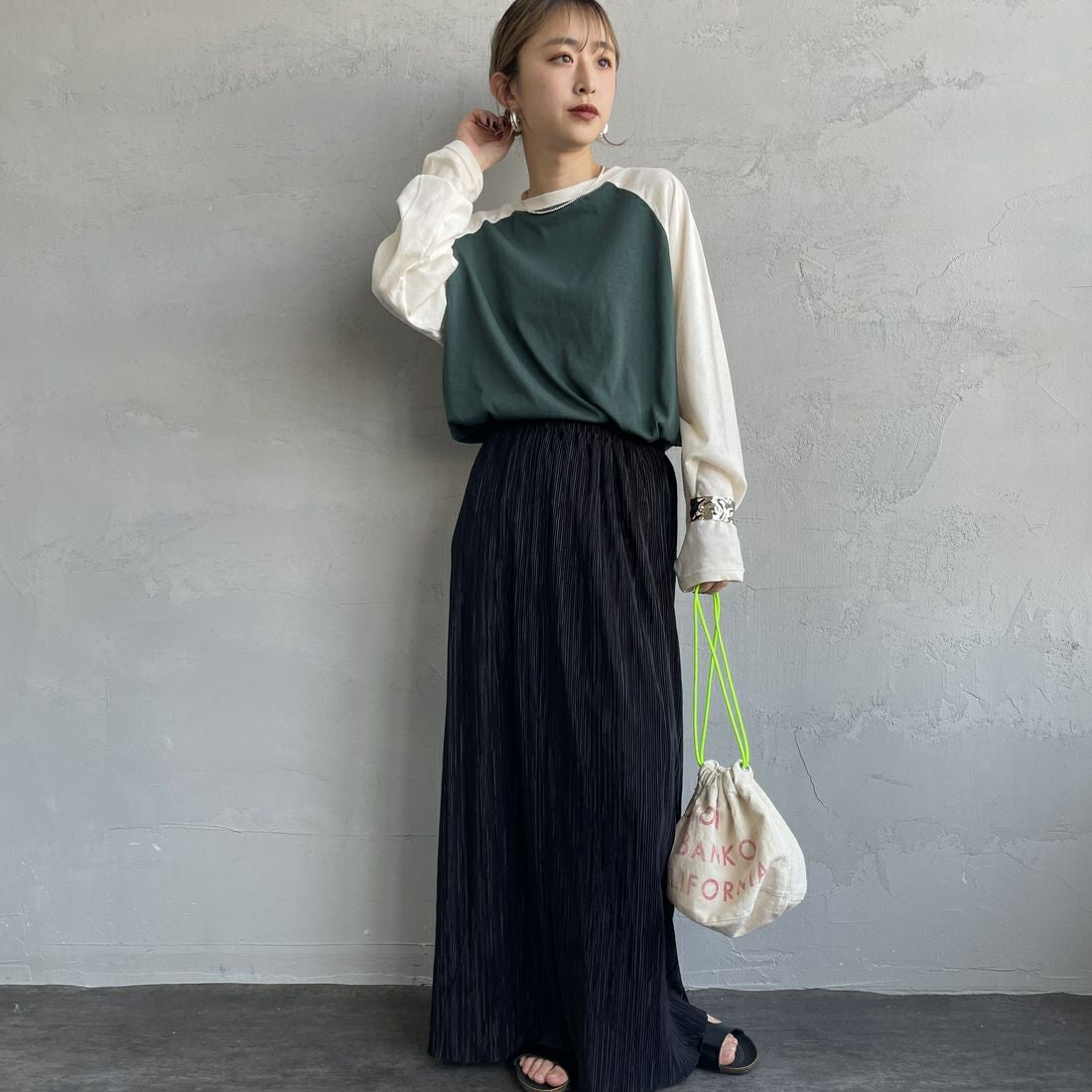 SCREEN STARS [スクリーンスターズ] 別注 配色ラグラン シアーロングスリーブTシャツ [2521-234INL-JF] GRN/OFF &&モデル身長：150cm 着用サイズ：F&&