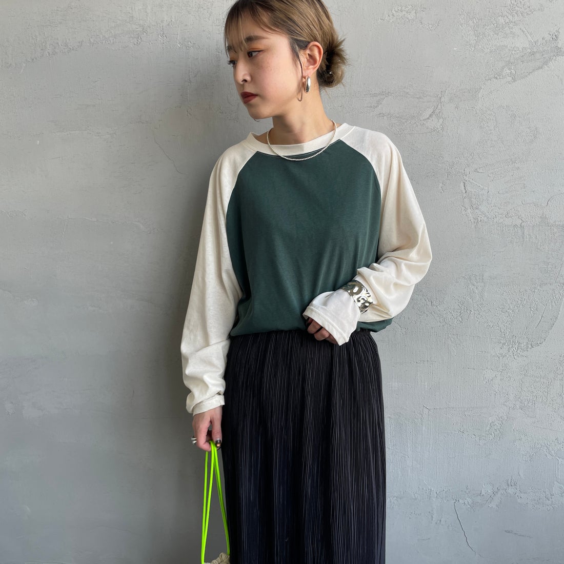 SCREEN STARS [スクリーンスターズ] 別注 配色ラグラン シアーロングスリーブTシャツ [2521-234INL-JF] GRN/OFF &&モデル身長：150cm 着用サイズ：F&&