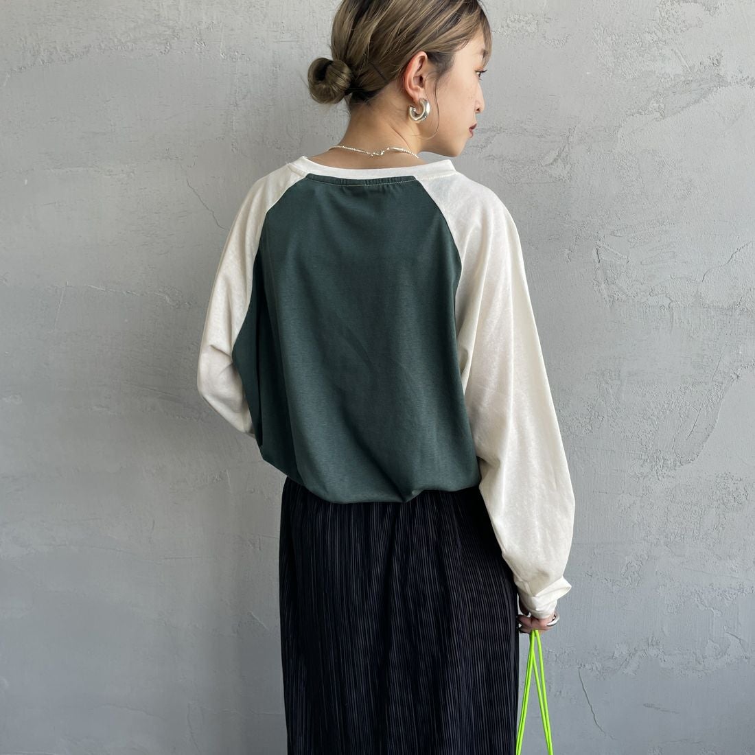 SCREEN STARS [スクリーンスターズ] 別注 配色ラグラン シアーロングスリーブTシャツ [2521-234INL-JF] GRN/OFF &&モデル身長：150cm 着用サイズ：F&&