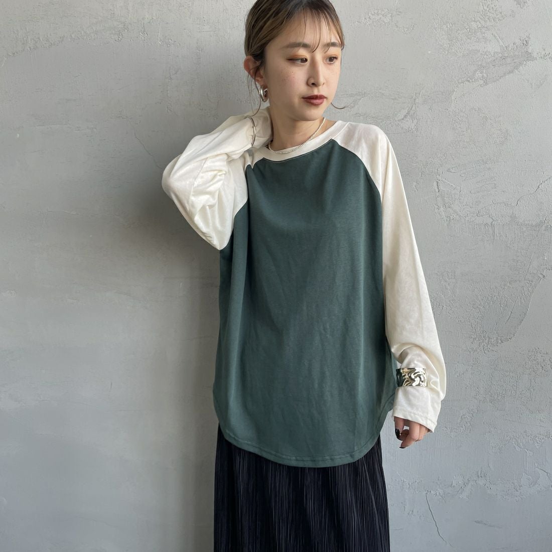 SCREEN STARS [スクリーンスターズ] 別注 配色ラグラン シアーロングスリーブTシャツ [2521-234INL-JF] GRN/OFF &&モデル身長：150cm 着用サイズ：F&&