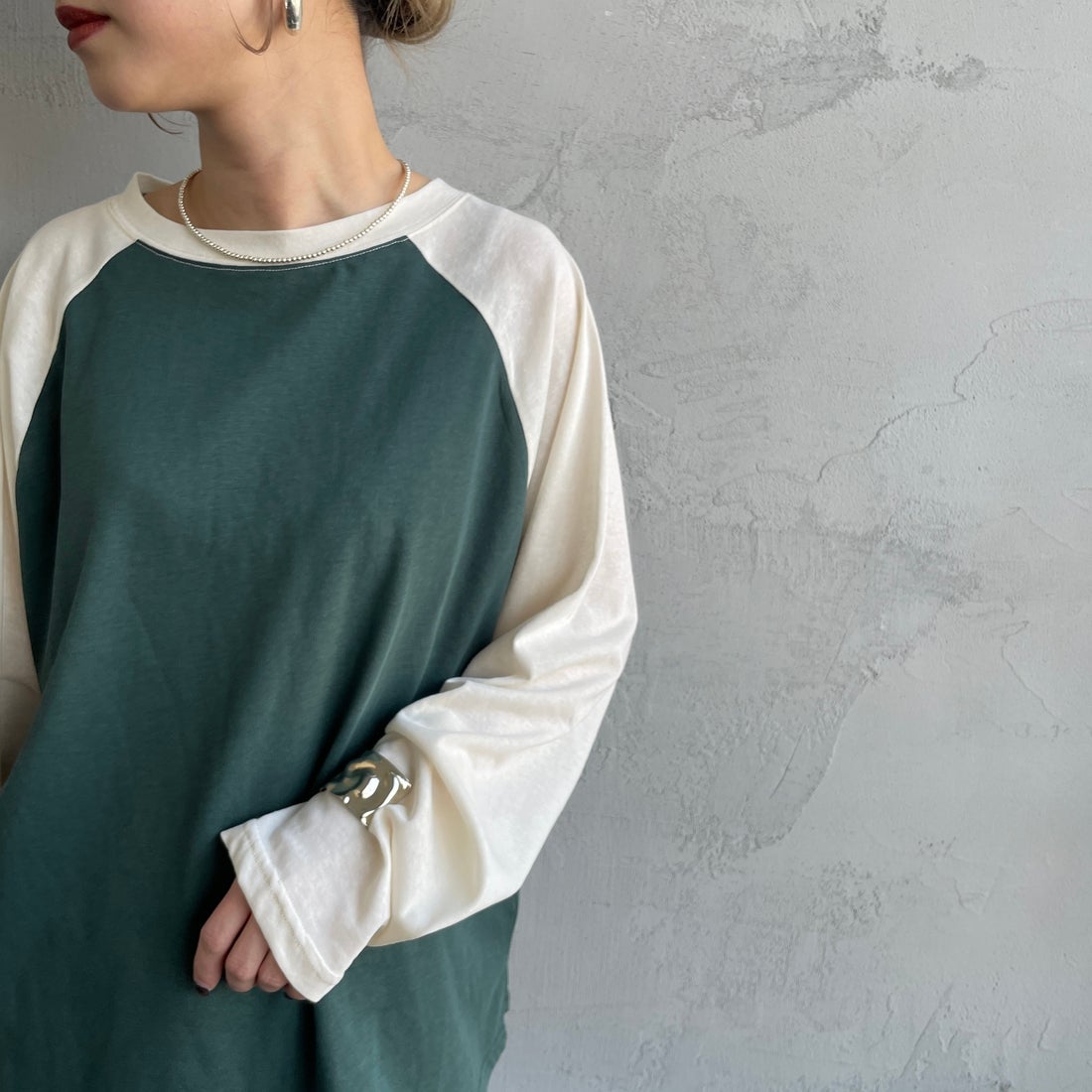 SCREEN STARS [スクリーンスターズ] 別注 配色ラグラン シアーロングスリーブTシャツ [2521-234INL-JF] GRN/OFF &&モデル身長：150cm 着用サイズ：F&&