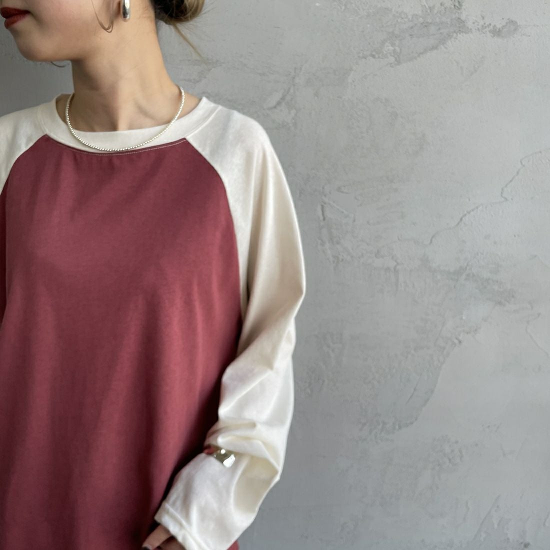 SCREEN STARS [スクリーンスターズ] 別注 配色ラグラン シアーロングスリーブTシャツ [2521-234INL-JF] BLD/OFF &&モデル身長：150cm 着用サイズ：F&&