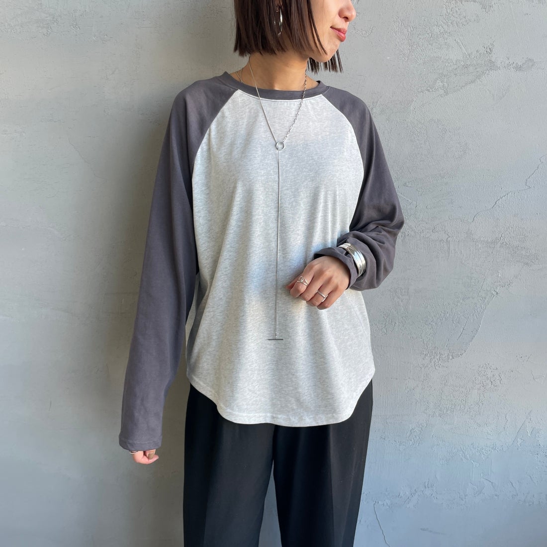 SCREEN STARS [スクリーンスターズ] 別注 配色ラグラン シアーロングスリーブTシャツ [2521-234INL-JF] ASH/CHA &&モデル身長：159cm 着用サイズ：F&&
