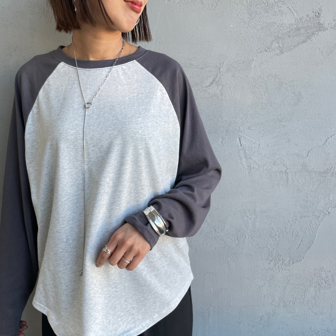 SCREEN STARS [スクリーンスターズ] 別注 配色ラグラン シアーロングスリーブTシャツ [2521-234INL-JF] ASH/CHA &&モデル身長：159cm 着用サイズ：F&&