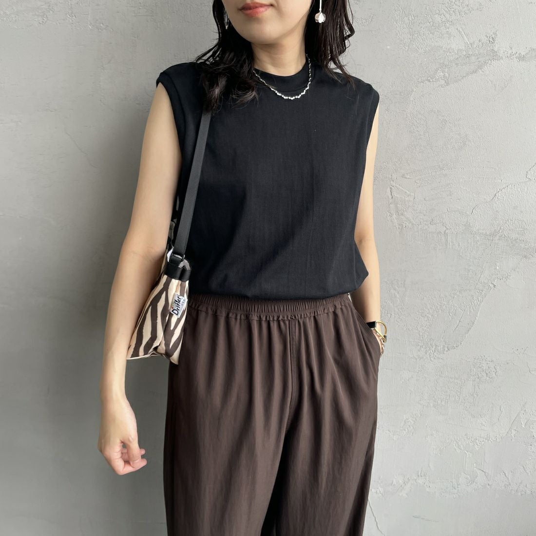 Hanes [ヘインズ] 1P KURO スリーブレスTシャツ [HM3-B202] 090 ﾌﾞﾗｯｸ &&モデル身長：160cm 着用サイズ：S&&