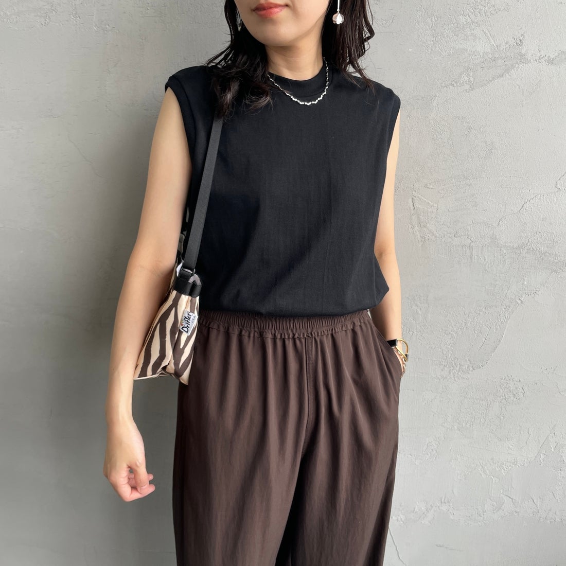 Hanes [ヘインズ] 1P KURO スリーブレスTシャツ [HM3-B202] 090 ﾌﾞﾗｯｸ &&モデル身長：160cm 着用サイズ：S&&