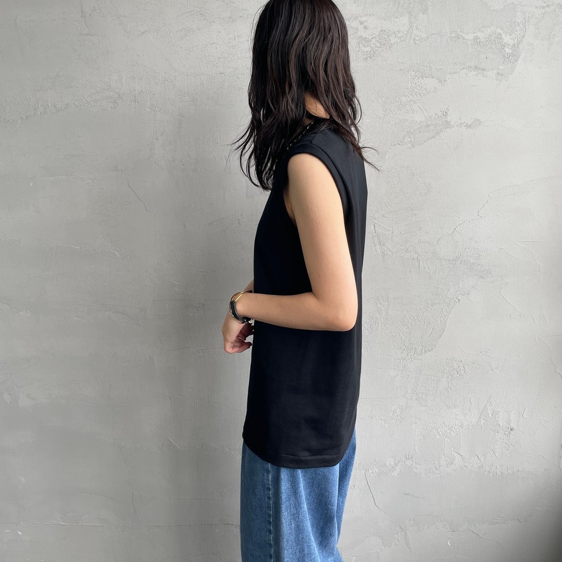 Hanes [ヘインズ] 1P KURO スリーブレスTシャツ [HM3-B202] 090 ﾌﾞﾗｯｸ &&モデル身長：160cm 着用サイズ：S&&