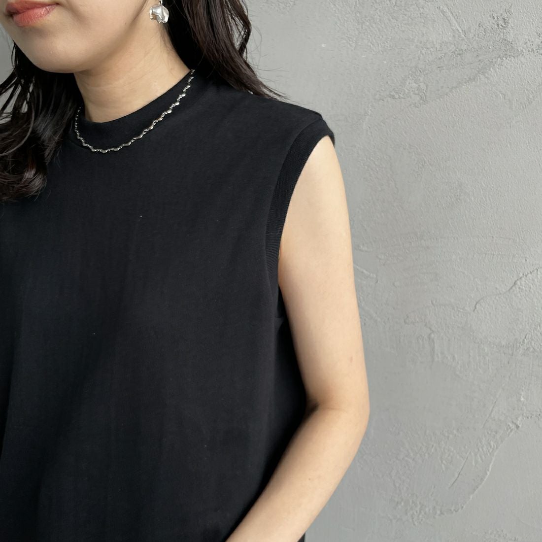 Hanes [ヘインズ] 1P KURO スリーブレスTシャツ [HM3-B202] 090 ﾌﾞﾗｯｸ &&モデル身長：160cm 着用サイズ：S&&