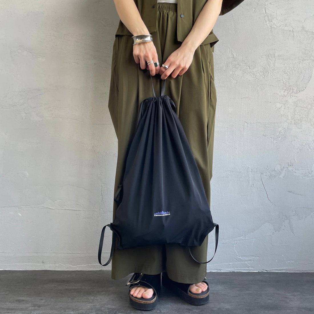 THOUSAND MILE [サウザンド マイル] 別注 サマーバケーション ワイドパンツセットアップ [TM251NP50942-JF] OLIVE &&モデル身長：158cm 着用サイズ：F&&