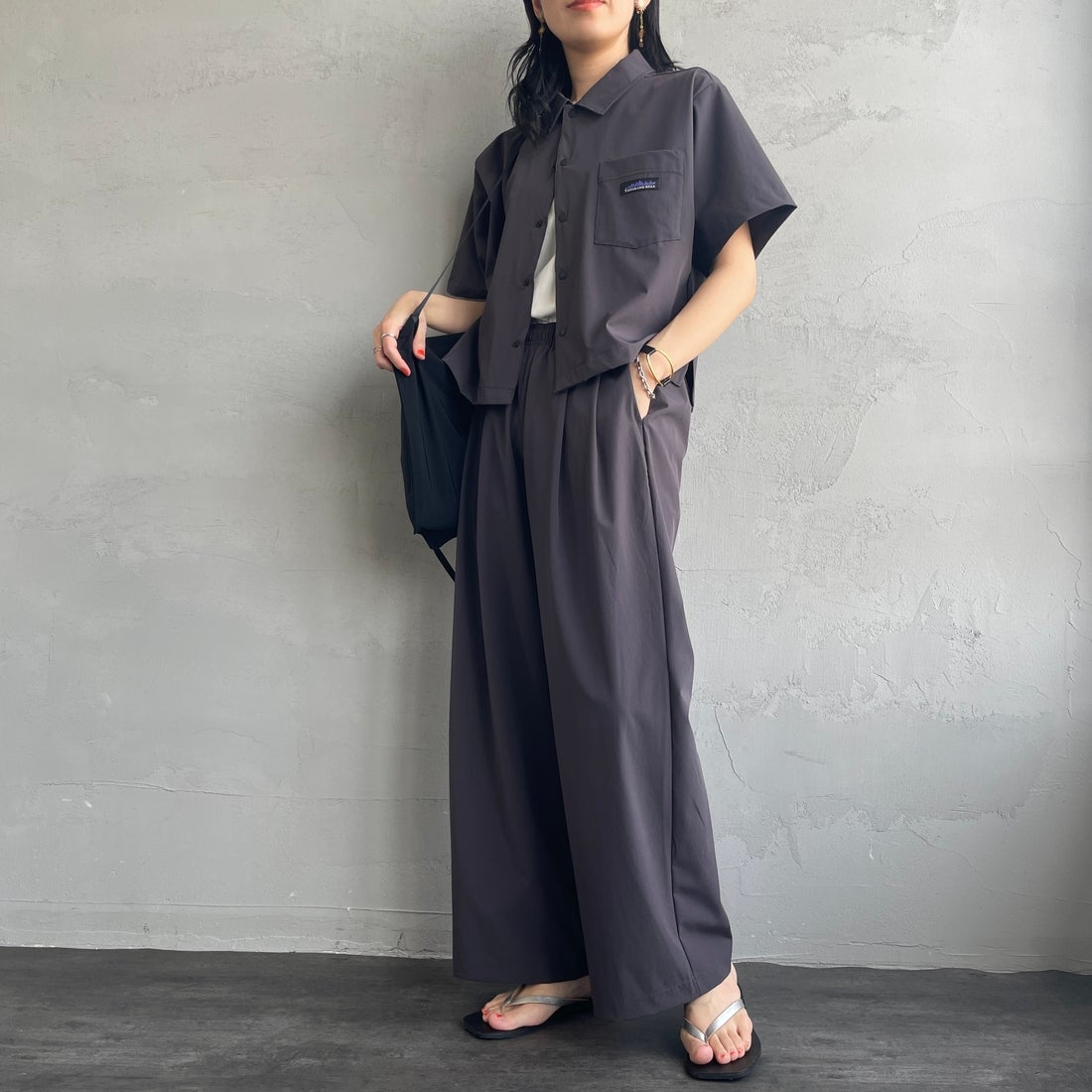 THOUSAND MILE [サウザンド マイル] 別注 サマーバケーション ワイドパンツセットアップ [TM251NP50942-JF] CHARCOAL &&モデル身長：160cm 着用サイズ：F&&