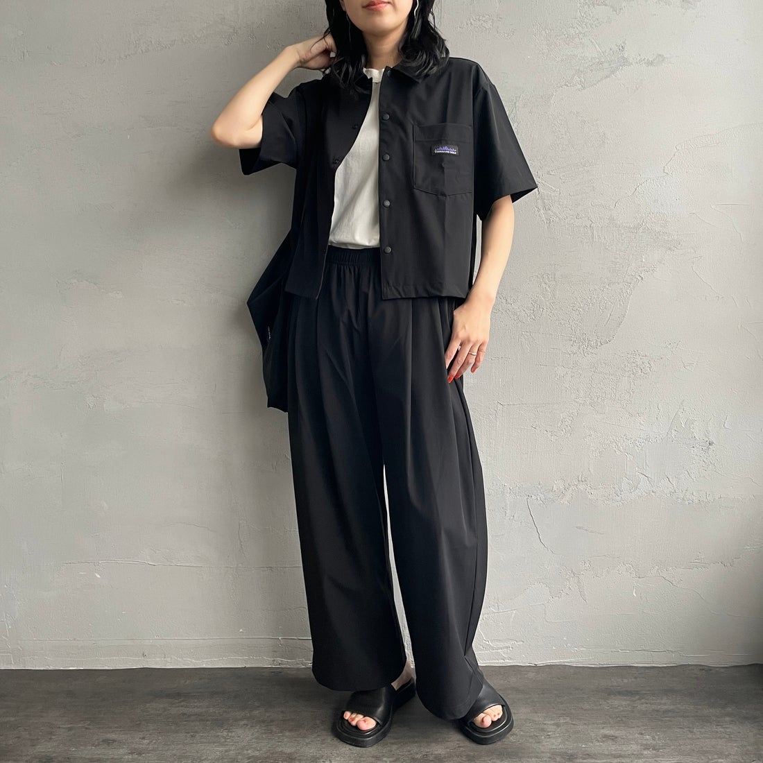 THOUSAND MILE [サウザンド マイル] 別注 サマーバケーション ワイドパンツセットアップ [TM251NP50942-JF] BLACK &&モデル身長：160cm 着用サイズ：F&&