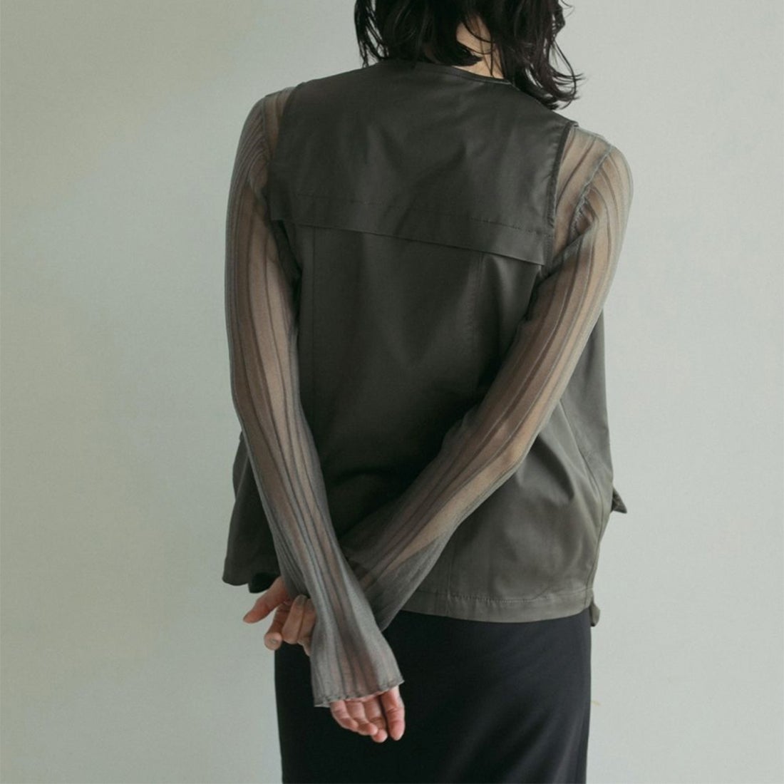 anuke [アンヌーク] サテンポケットベスト [62510106] C.GRY &&モデル身長：174cm 着用サイズ：F&&