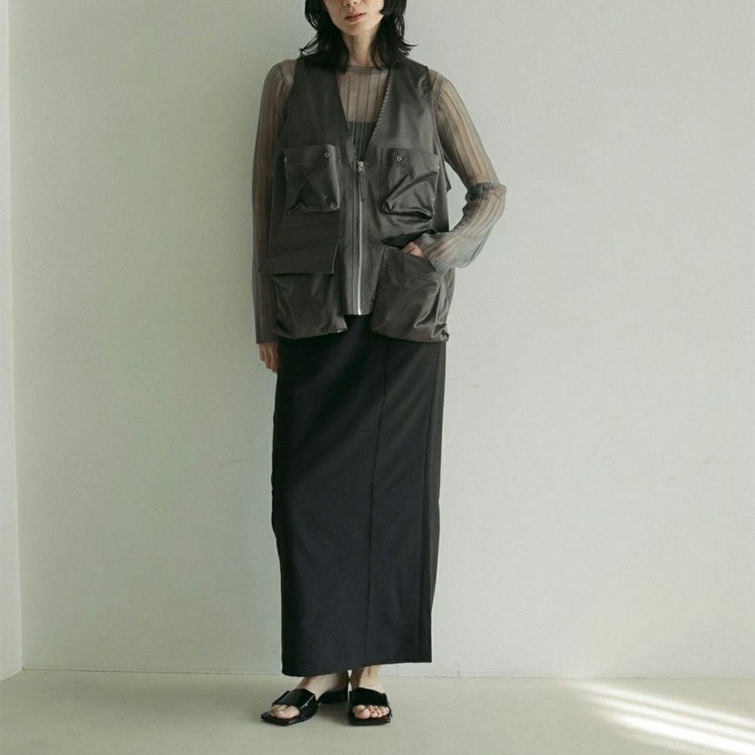 anuke [アンヌーク] サテンポケットベスト [62510106] C.GRY &&モデル身長：174cm 着用サイズ：F&&