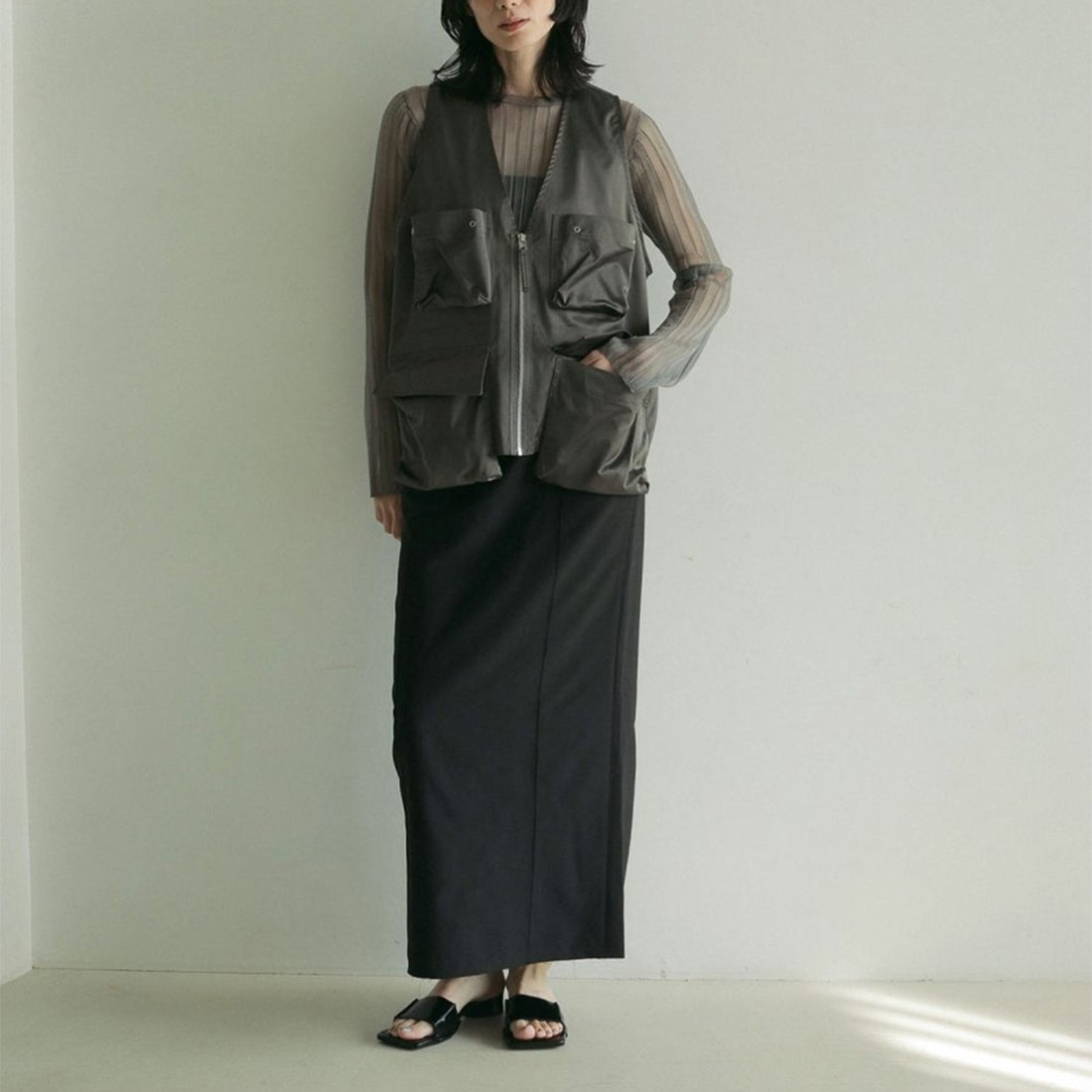 anuke [アンヌーク] サテンポケットベスト [62510106] C.GRY &&モデル身長：174cm 着用サイズ：F&&