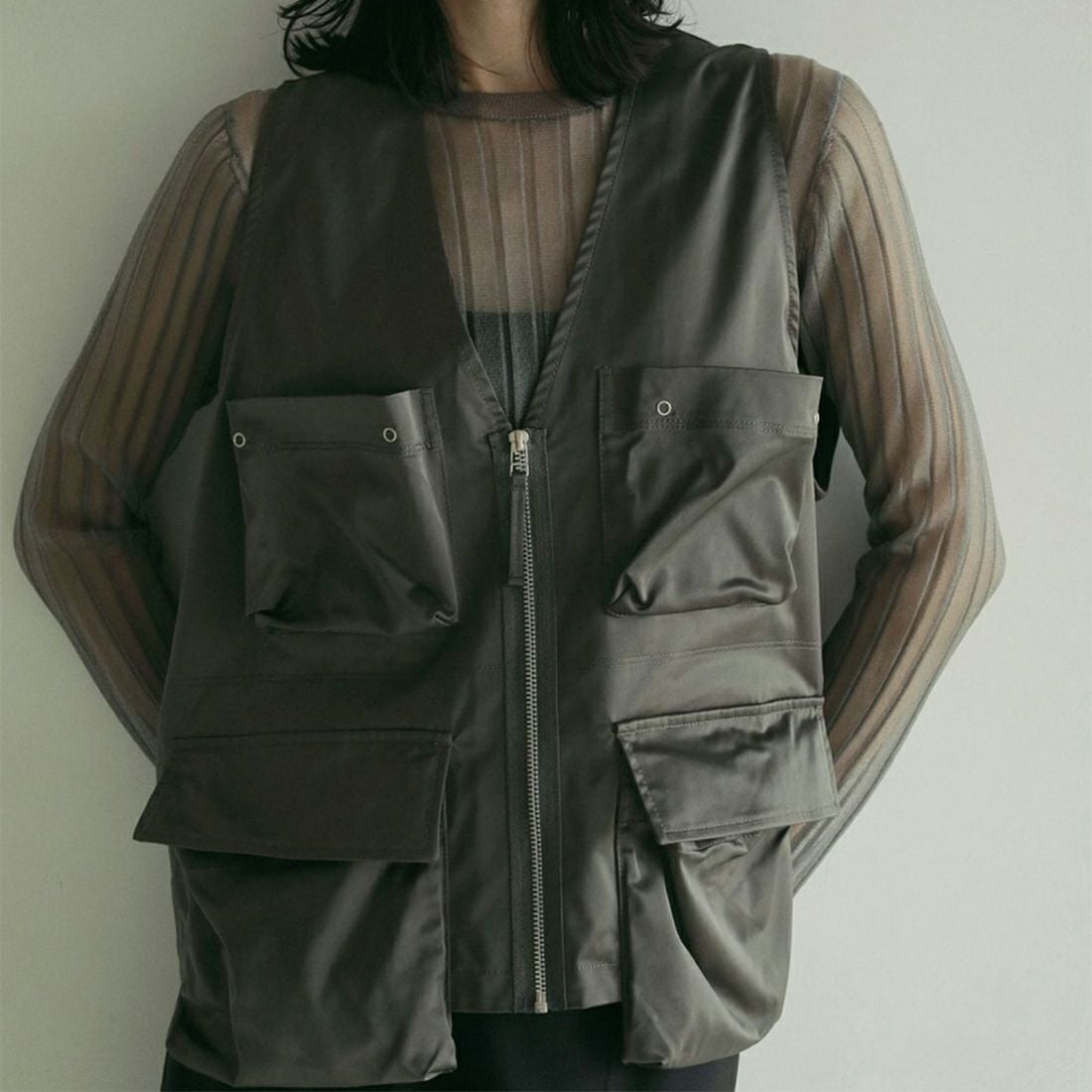 anuke [アンヌーク] サテンポケットベスト [62510106] C.GRY &&モデル身長：174cm 着用サイズ：F&&