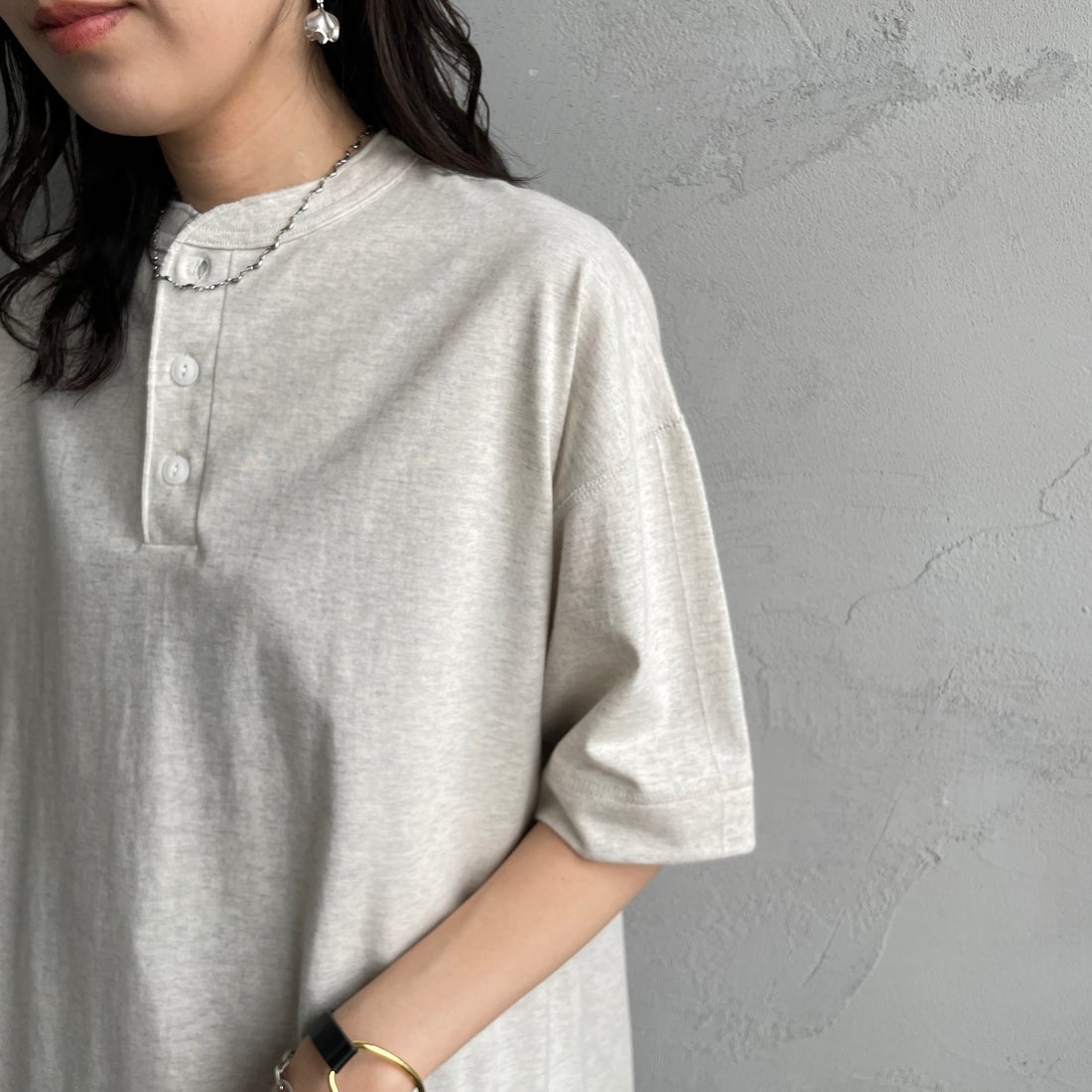 Health knit [ヘルスニット] 別注 ビッグシルエット ヘンリーネックTシャツ [HR25S-M121-JF] OATMEAL &&モデル身長：160cm 着用サイズ：S&&