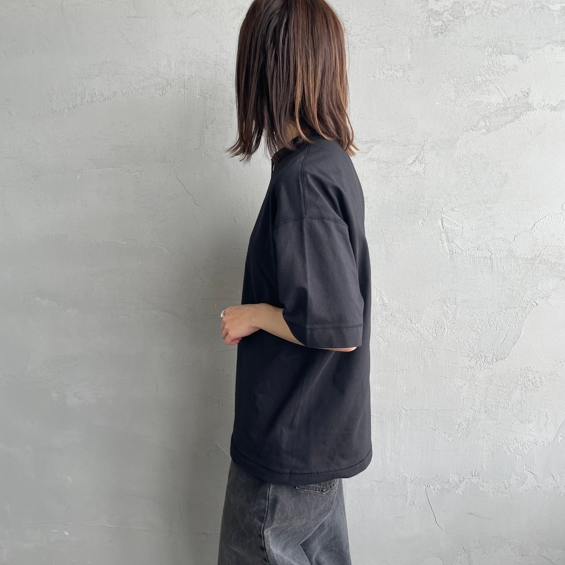 Health knit [ヘルスニット] 別注 ビッグシルエット ヘンリーネックTシャツ [HR25S-M121-JF] BLACK &&モデル身長：158cm 着用サイズ：S&&