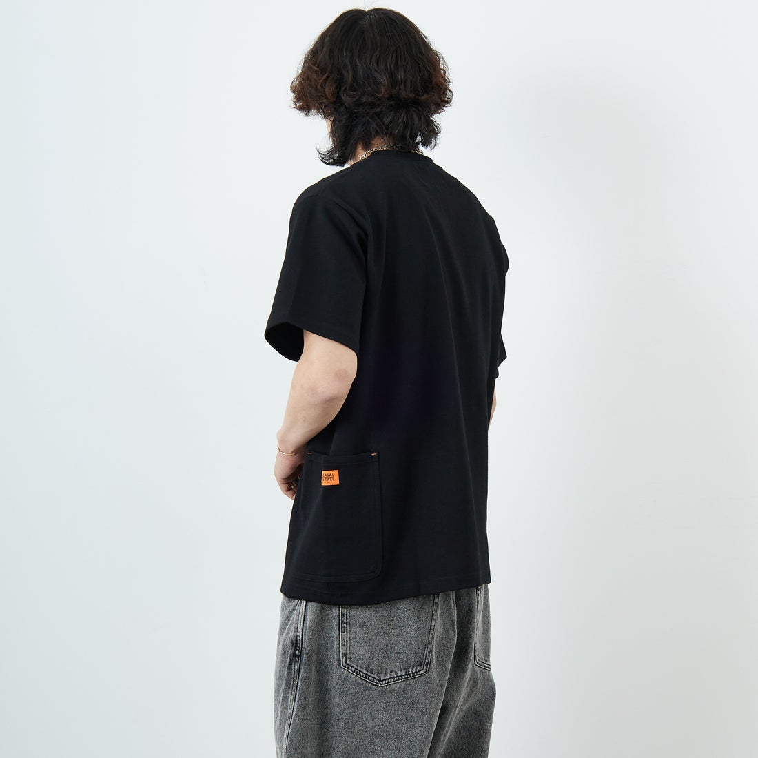 UNIVERSAL OVERALL [ユニバーサルオーバーオール] 別注 ポンチカバーオールTシャツ [U2511279IN-JF] BLACK &&モデル身長：179cm 着用サイズ：L&&