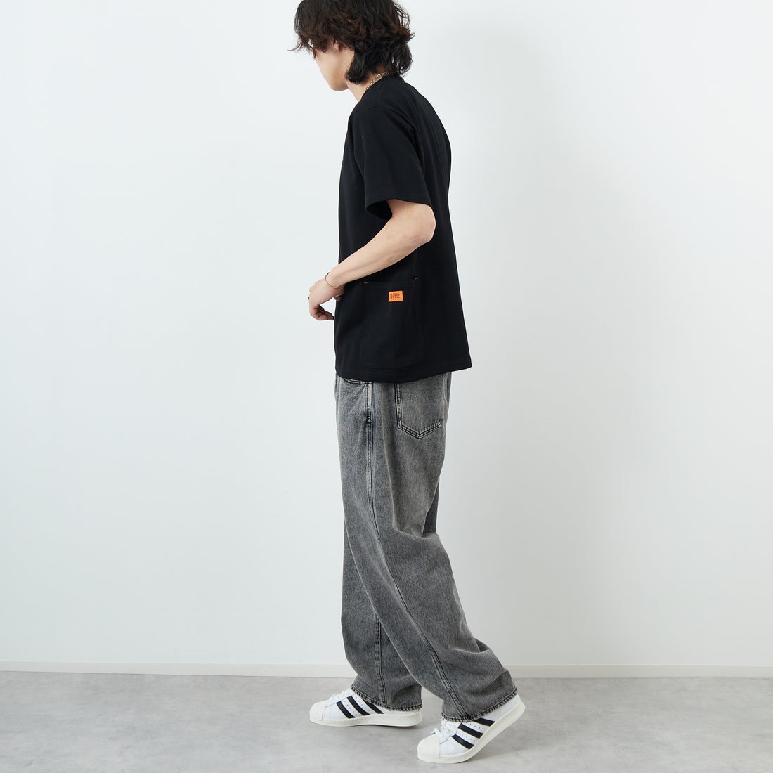 UNIVERSAL OVERALL [ユニバーサルオーバーオール] 別注 ポンチカバーオールTシャツ [U2511279IN-JF] BLACK &&モデル身長：179cm 着用サイズ：L&&